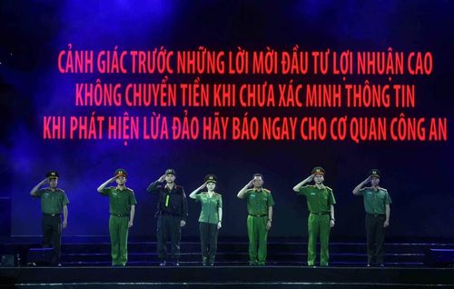 Cảnh giác trước những lời mời đầu tư lợi nhuận cao, không chuyển tiền khi chưa xác minh thông tin - Dòng chữ đỏ rực khép lại vở kịch, trong khi hàng chiến sĩ giơ tay chào nghiêm trang.