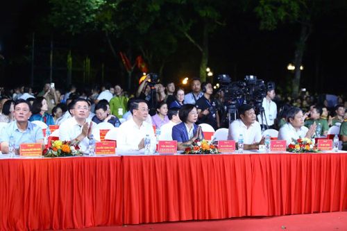 Các đồng chí lãnh đạo Thành ủy, UBND TP Hà Nội theo dõi chương trình, nhiều người vỗ tay không ngớt trước từng tiết mục.