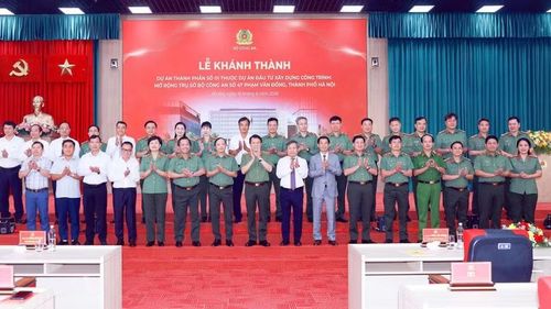 Các đại biểu chụp ảnh lưu niệm.