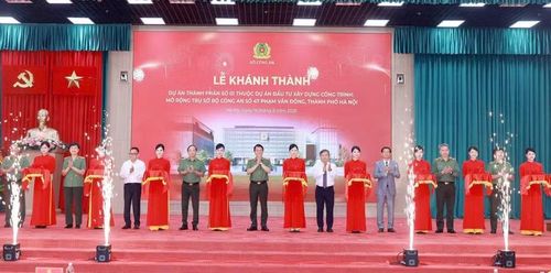 Bộ trưởng Lương Tam Quang và các đại biểu thực hiện nghi thức cắt băng khánh thành dự án.