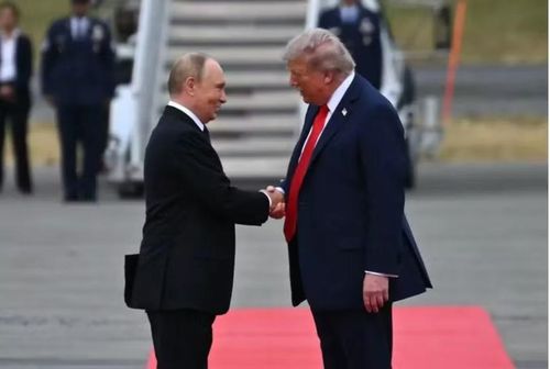 Tổng thống Trump trải thảm đỏ chào đón người đứng đầu Điện Kremlin khi ông bước xuống máy bay tại căn cứ không quân Elmendorf-Richardson ở Alaska ngày 15-8-2025 (ảnh: AFP)