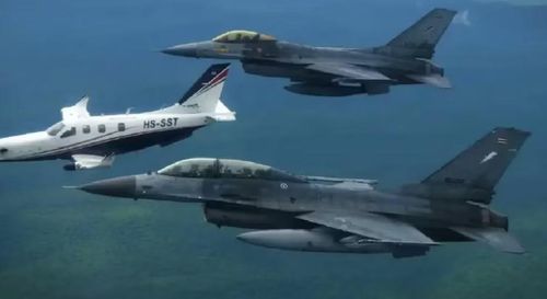 2 chiếc F-16 bay song song hai bên máy bay của Thủ tướng, trong khi chiếc còn lại bay phía trên, mô phỏng nhiệm vụ hộ tống và bảo vệ một khách cấp cao.