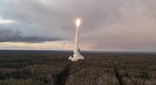 Trong lần phóng đầu tiên năm 2024, tầng MIRV của Oreshnik được đánh giá triển khai 6 đầu đạn, mỗi đầu đạn có thể mang các phần tử con.