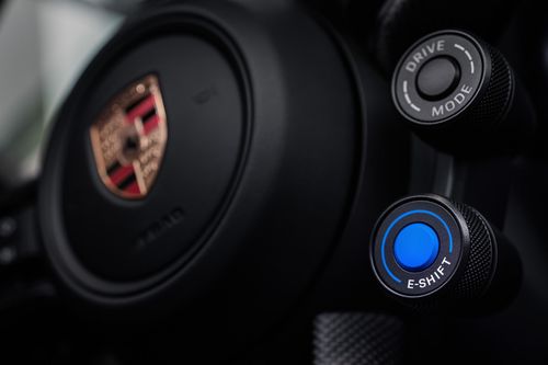  Ở phiên bản đời 2027, Porsche Taycan được bổ sung tùy chọn hộp số ảo mô phỏng quá trình sang số bằng những cú giật rõ rệt, với chi phí khoảng 1.000 Euro. 