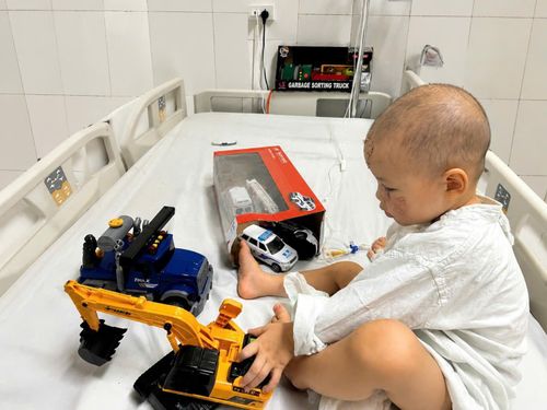  Bệnh nhi dần phục hồi sau tai nạn kinh hoàng. 