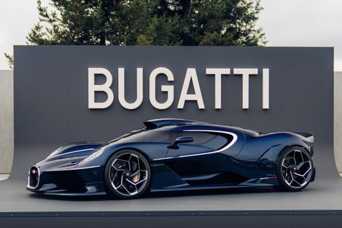 Sau khi ra mắt trực tuyến vào đầu tháng 8/2026, Bugatti Destrier đã ra mắt công chúng lần đầu tại The Quail, A Motorsports Gathering, thuộc chuỗi sự kiện Monterey Car Week 2026 được tổ chức ở California (Mỹ).