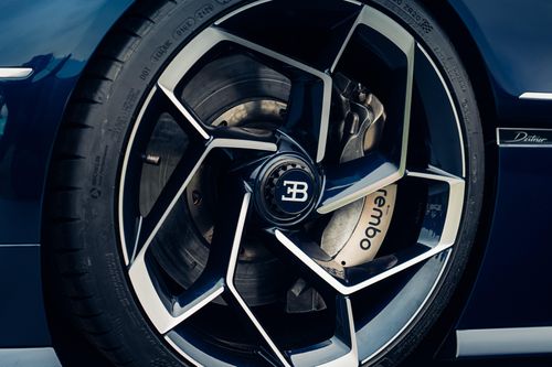 Mẫu hypercar này sử dụng bộ mâm kích thước 20 inch phía trước và 21 inch phía sau, lớn hơn đáng kể so với Bolide, góp phần tôn lên tỷ lệ thân xe chỉ cao khoảng 1 m.