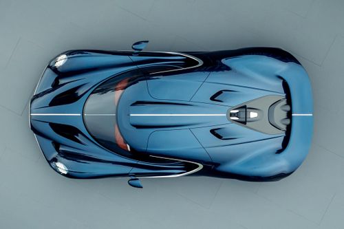 Trước khi ra mắt công chúng, chủ xe cùng gia đình đã tham dự buổi giới thiệu riêng tư tại Maison BUGATTI ở Pebble Beach, với sự góp mặt của CEO Mate Rimac.