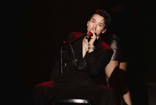  Thơm (Da LAB) nổi bật trong màn trình diễn Người về nơi đâu. 