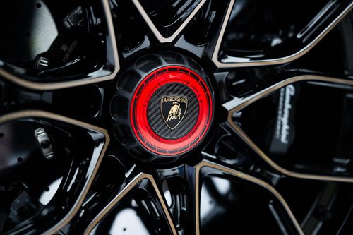  Lamborghini Revuelto SV vẫn được trang bị động cơ V12 hút khí tự nhiên 6.5L công suất 825 mã lực. Kết hợp cùng 3 động cơ điện, công suất tối đa đạt mức 1.065 mã lực. 