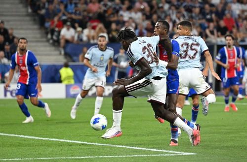  Brian Madjo khiến Marquinhos và Willian Pacho gặp nhiều khó khăn trong trận chính thức đầu tiên cho Aston Villa dù mới 17 tuổi. 