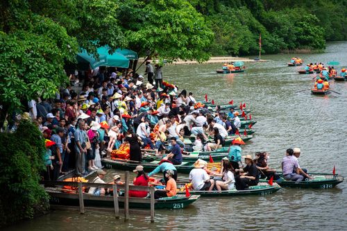  Du khách xếp hàng chờ đi thuyền tham quan Tràng An, Ninh Bình. Ảnh: Đinh Hà. 