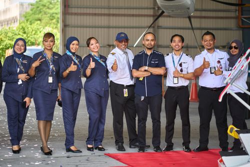 Đội ngũ phi công, tiếp viên hàng không của hãng Berjaya Air. Ảnh: Châu Sa.
