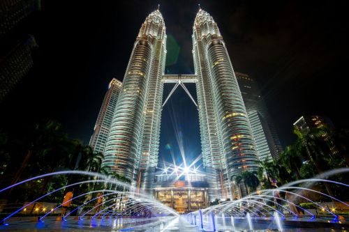 Toàn cảnh tháp đôi Petronas về đêm. Ảnh: Pexels.