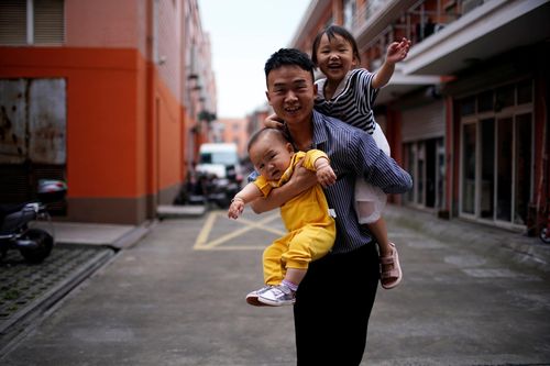 Lớn lên giữa anh chị em có thể giúp trẻ sớm học cách hợp tác và điều chỉnh hành vi. Ảnh minh họa: Aly Song/Reuters.