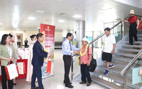 Lãnh đạo tỉnh Khánh Hòa tặng hoa và quà cho du khách đầu tiên trên chuyến bay từ Quảng Trị – Khánh Hòa