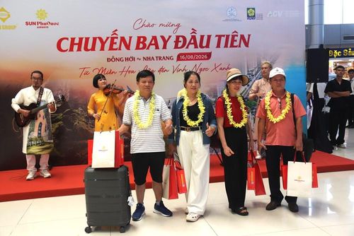 Du khách được tặng hoa và quà tại Sân bay quốc tế Cam Ranh