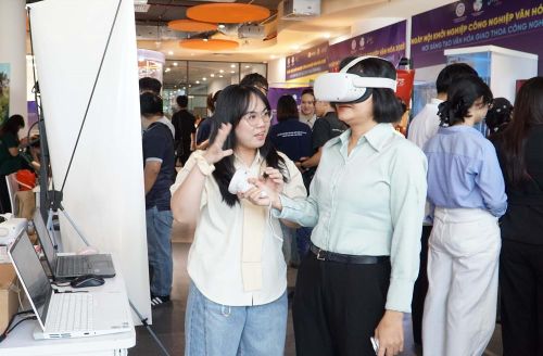 Khách tham quan, trải nghiệm công nghệ tại triển lãm ở Ngày hội khởi nghiệp công nghiệp văn hóa được tổ chức tại TP.HCM. Ảnh: Thu Hoài