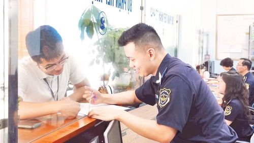 Công chức hải quan hướng dẫn thủ tục hành chính cho doanh nghiệp.