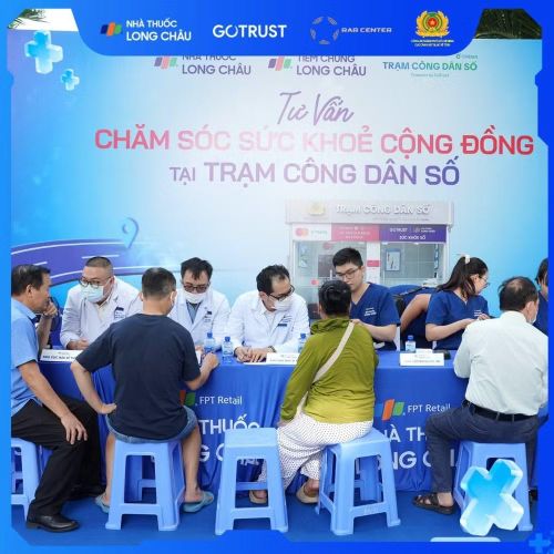 Các bác sĩ kiểm tra sức khỏe cho người dân tại Trạm Công dân số. (Ảnh: CTV)