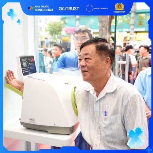 Người dân phường Bình Hưng vui vì được kiểm tra sức khỏe ngay tại khu dân cư. (Ảnh: Phường Bình Hưng)