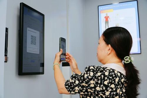 Người dân sử dụng các ứng dụng, tiện ích số tại Trạm Công dân số. (Ảnh: Phường Bình Hưng)