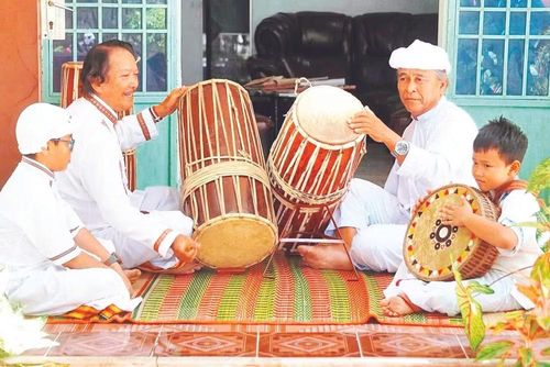 Các nghệ nhân dân tộc Chăm truyền dạy nghệ thuật trống truyền thống trong hoạt động “Bản hòa ca đa sắc” của Mạng lưới Tiên phong Việt Nam.