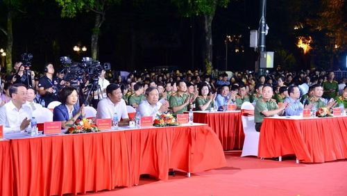 Các đại biểu dự chương trình. (Ảnh: TTXVN)