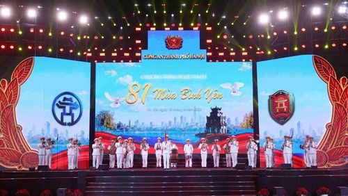 Chương trình kết hợp giữa nghệ thuật chính kịch, âm nhạc, múa, công nghệ visual và hệ thống âm thanh, ánh sáng hiện đại. (Ảnh: TTXVN)