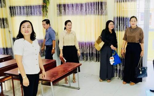 Lãnh đạo xã Hòa Bình kiểm tra, chỉ đạo cụ thể, quyết liệt công tác chuẩn bị cơ sở vật chất cho năm học mới. (Ảnh: NAM HÀ)