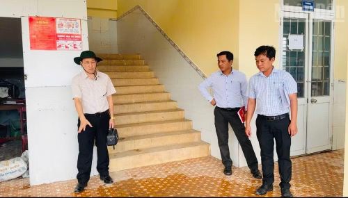 Các đồng chí lãnh đạo xã Vĩnh Hậu kiểm tra các trường học tại các ấp giáp biển, nơi có nhiều đồng bào Khmer của xã. (Ảnh: TRỌNG DUY)