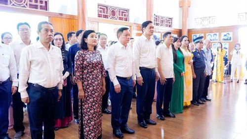 Đồng chí Nguyễn Khắc Thận, Ủy viên Trung ương Đảng, Bí thư Tỉnh ủy Nghệ An và các đại biểu thành kính dâng hương tưởng niệm đồng chí Nguyễn Thị Minh Khai. (Ảnh: BP)