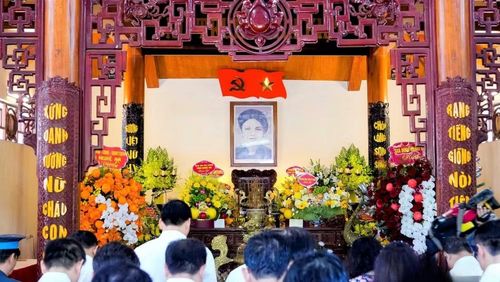 Các đại biểu bày tỏ lòng thành kính và biết ơn sâu sắc đối với công lao to lớn của đồng chí Nguyễn Thị Minh Khai. (Ảnh: BP)