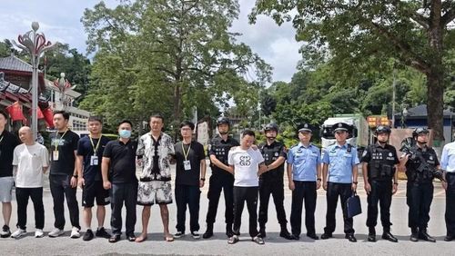 Các lực lượng chức năng Việt Nam bàn giao các đối tượng cho phía Trung Quốc. (Ảnh: Công an cung cấp)