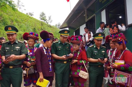Cán bộ, chiến sĩ Đồn Biên phòng Vàng Ma Chải, Bộ đội Biên phòng tỉnh Lai Châu hướng dẫn bà con cài đặt ứng dụng trên điện thoại. Ảnh: BẰNG GIANG
