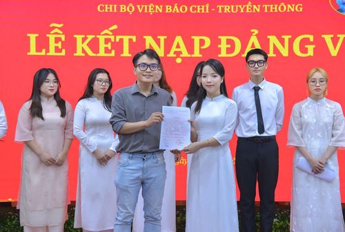 Kiều Trinh nhận quyết định kết nạp Đảng tại Chi bộ Viện Báo chí - Truyền thông, Đảng ủy Học viện Báo chí và Tuyên truyền. Ảnh do nhân vật cung cấp