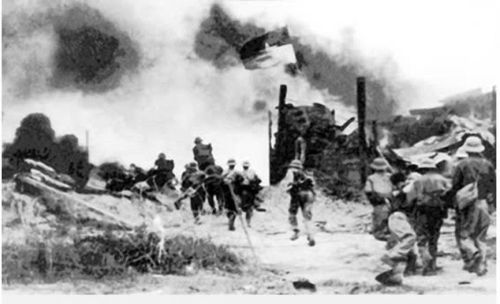 Bộ đội ta tiến công, giải phóng căn cứ Đồng Dù, ngày 29-4-1975. Ảnh tư liệu