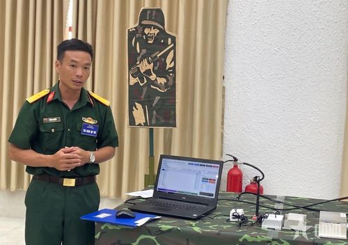 Thiếu tá Trần Đình Lực giới thiệu “Phần mềm điều khiển bia ẩn, hiện”.