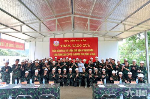 Lãnh đạo Học viện Hậu cần động viên cán bộ, học viên tại thực địa. Ảnh: HẢI LONG