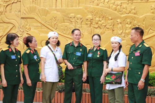 Các cựu chiến binh phấn khởi gặp nhau trong ngày hội ngộ. Ảnh: HỒNG SÁNG