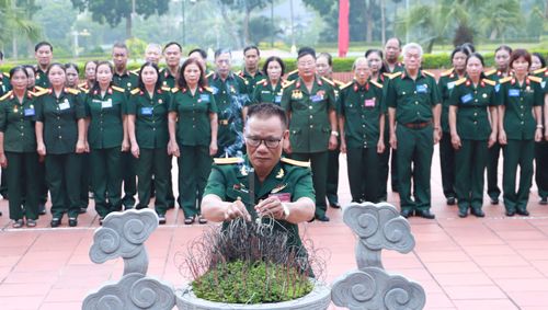  Cựu chiến binh Trường Quân y Quân khu 2 thắp hương tri ân Chủ tịch Hồ Chí Minh tại Nhà thờ Bác trong khuôn viên Bộ tư lệnh Quân khu 2. Ảnh: TRẦN HÀO 