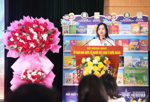 Chị Nguyễn Phương Chung chia sẻ 3 bài học kinh nghiệm trong quá trình triển khai mô hình “Trạm học tập”, tại Lễ tổng kết Ngày Tôn vinh tiếng Việt trong cộng đồng người Việt Nam ở nước ngoài năm 2026, diễn ra ngày 12-8 tại Hà Nội. Ảnh: THÀNH LONG