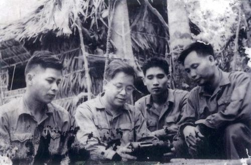  Đồng chí Lê Quang Đạo (thứ hai, từ trái sang) cùng các cán bộ bảo vệ, thư ký tại Mặt trận Đường 9 - Khe Sanh, năm 1968. Ảnh do gia đình nhân vật cung cấp