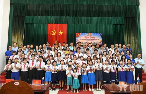 Đoàn đại biểu "Cháu ngoan Bác Hồ" xã Vạn Tường và Chi đội Kiểm ngư số 3 chụp ảnh lưu niệm. 
