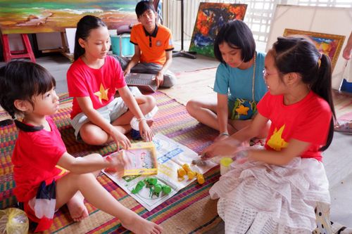 Mình chơi trò cá ngựa hay 5 hòn, các bạn? Ảnh: P.T