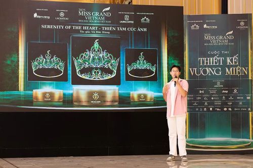  Đức Hùng đã và đang khẳng định bản thân trong vai trò nhà thiết kế, kiêm diễn họa thời trang tự do. 