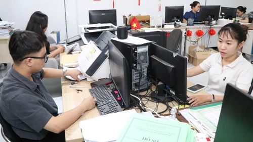 Cán bộ Văn phòng Đăng ký đất đai TPHCM (phường Gia Định, TPHCM) số hóa hồ sơ đất đai. ẢNH: NGÔ BÌNH