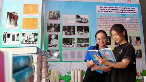 Bạn trẻ tìm hiểu cuộc đời và sự nghiệp Bác Hồ trong Không gian văn hóa Hồ Chí Minh ở Bảo tàng Tôn Đức Thắng. ẢNH: DŨNG PHƯƠNG