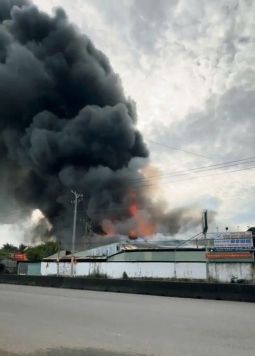  Khói đen từ đám cháy bốc lên cao ngút 