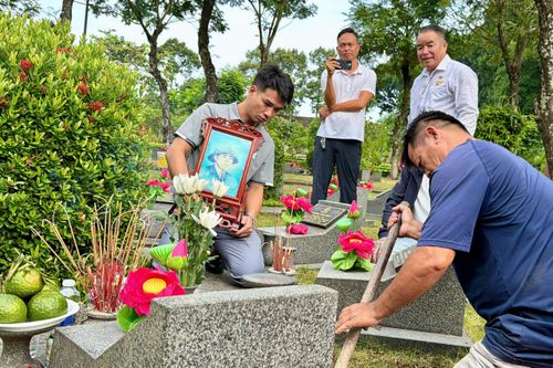  Bắt đầu cất bốc hài cốt liệt sĩ Đặng Doãn Ngọ. Ảnh: HOÀNG HÙNG 
